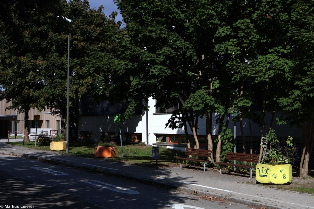 Haltestelle: Karlskron, Schule